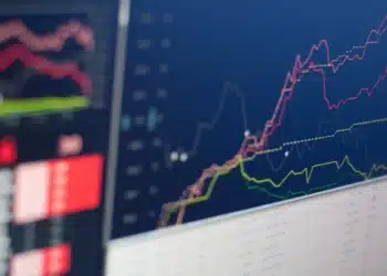 Dochádza k veľkému obratu! Globálne centrálne banky začínajú sadzby znižovať