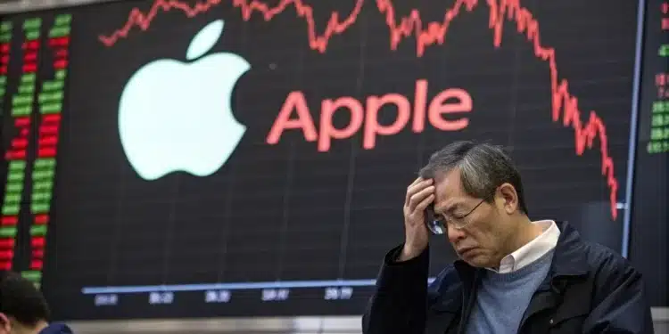 Akcie Apple klesajú